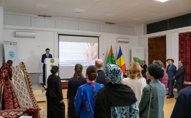 Туркменские ковры представлены на выставке в Бухаресте