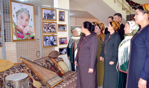 https://www.vestiabad.ru/news/10076/v-kerki-pochtili-pamyat-opernoi-pevicy-medeniet-shahberdyevoi
