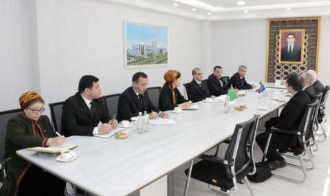 https://www.vestiabad.ru/news/9861/italyanskii-dizainer-podelilsya-sekretom-masterstva-s-turkmenskimi-studentami