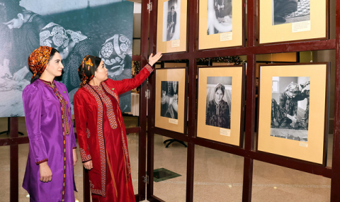 https://www.vestiabad.ru/news/9025/v-ashhabade-proshla-fotovystavka-o-masterstve-turkmenskih-kovrovshchic