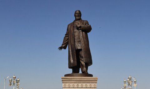https://www.vestiabad.ru/news/7555/v-ashhabade-proshlo-torzhestvennoe-otkrytie-pamyatnika-abayu-kunanbaevu