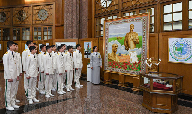 Выставка в честь защитников Отечества открылась в музее Ашхабада
