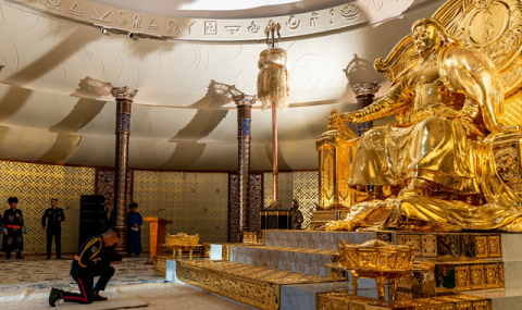 https://www.vestiabad.ru/news/10198/v-mongolii-otkryli-zal-pocheta-s-pozolochennoi-statuei-chingishana