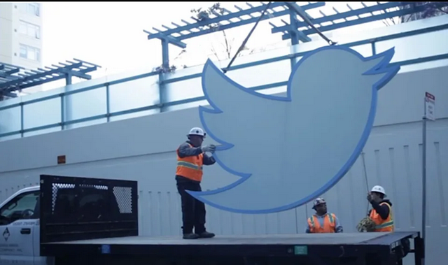 Синяя птичка Twitter весом 254 кг выставлена на аукцион