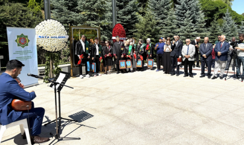 https://www.vestiabad.ru/news/5816/turkmenskoe-posolstvo-v-ankare-provelo-ceremoniyu-vozlozheniya-cvetov-k-pamyatniku-mahtumkuli